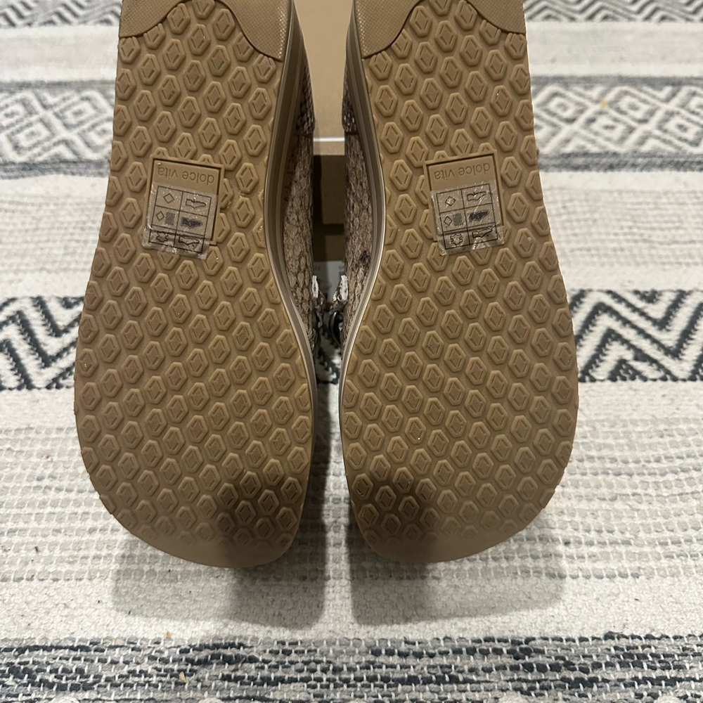 Dolce Vita Jhenee Sneaker - Picture 2 of 5